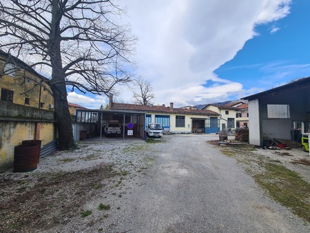 Dvorišče bivše mehanične delavnice v Vipavi